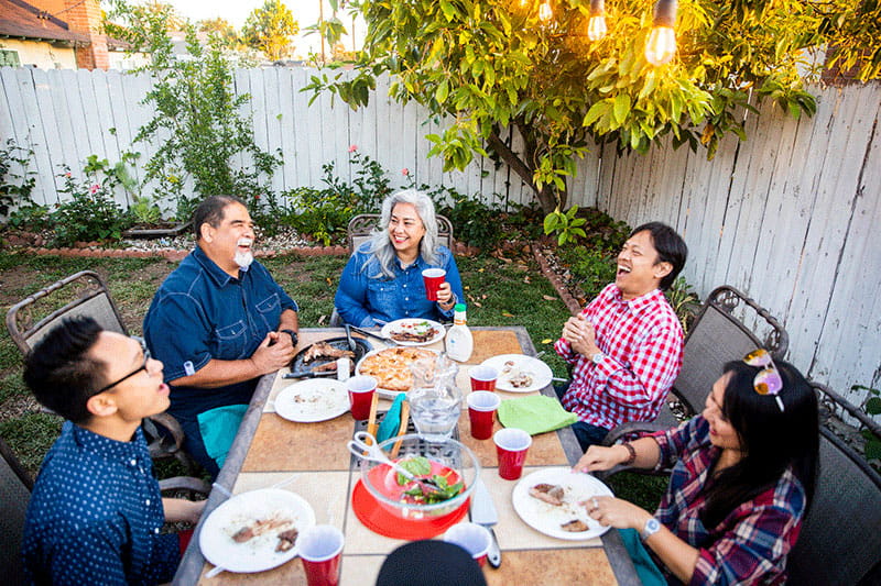 MULTIGENERATIONAL FAMILY eating outdoors