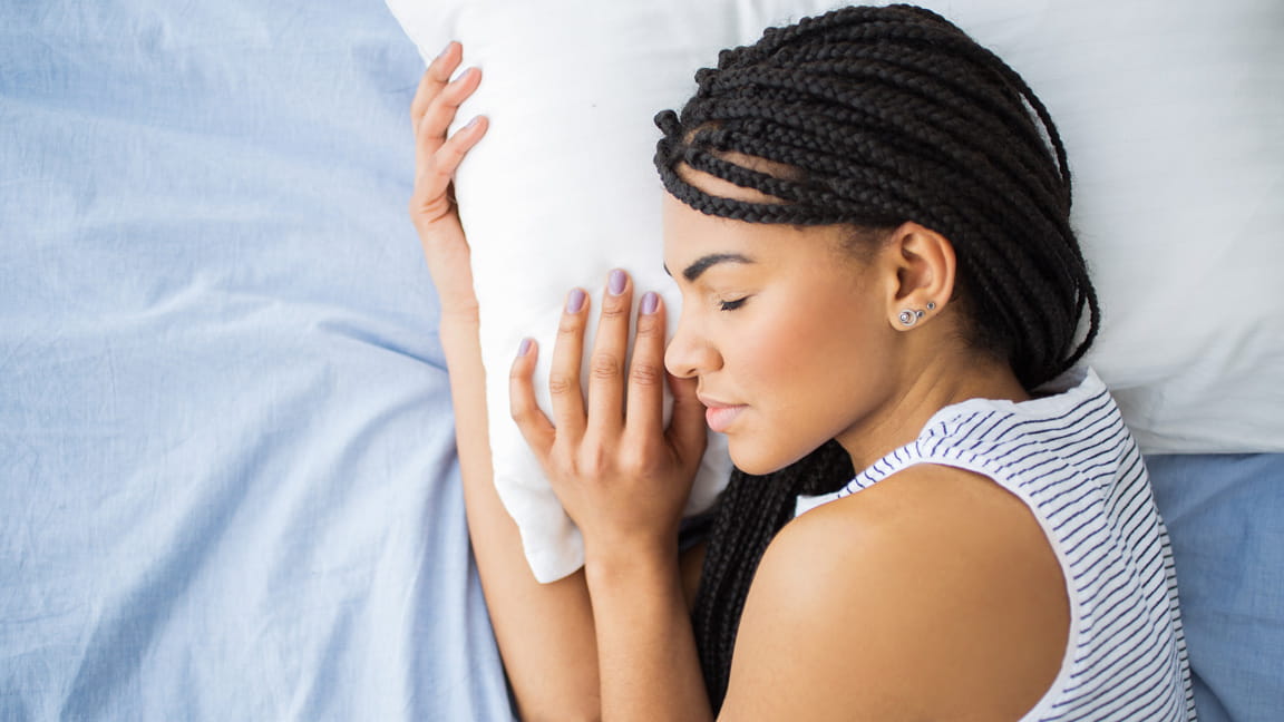 mujer afroamericana con trenzas durmiendo