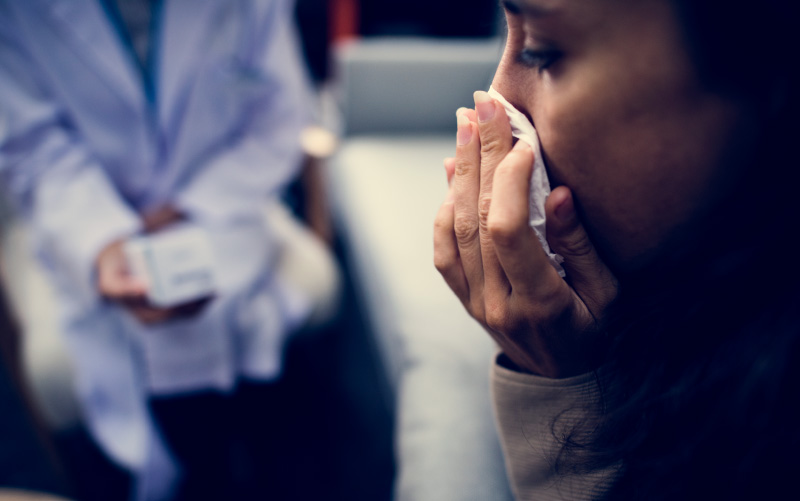 Crying woman in doctor's office. (Rawpixel/envato elements)