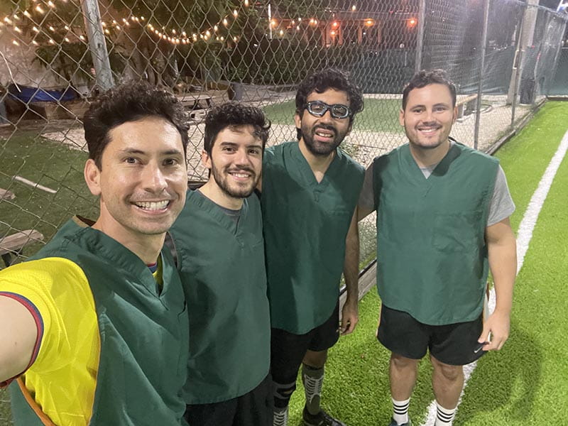 Desde la izquierda, el Dr. Gustavo Vargas, estudiante de medicina Alfredo Pérez, y los Drs. Diego Montoya y Luiz Guido. (Foto cortesía del Dr. Gustavo Vargas)