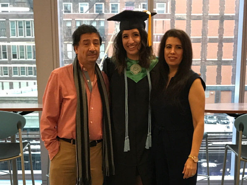 Melissa Rodríguez Mendoza (centro) con sus padres. (Foto cortesía de Melissa Rodríguez Mendoza)