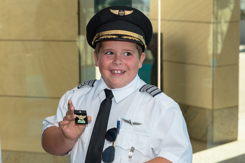 Easton Fryer gets his wings. (Photo courtesy of Envoy Airlines)