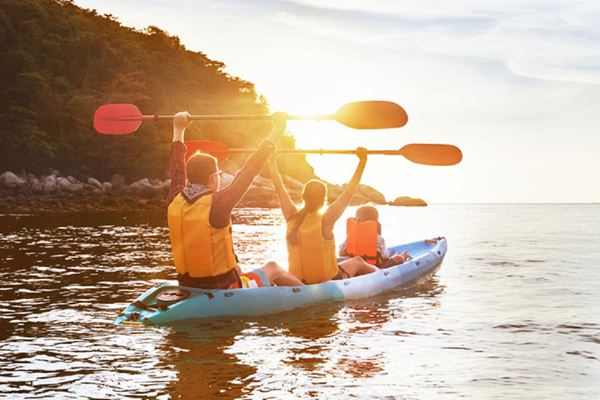 couple kayaking
