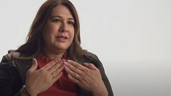 Captura de pantalla de un video de Yesenia Berbiar, superviviente de ataque o derrame cerebral, frente a un fondo neutro