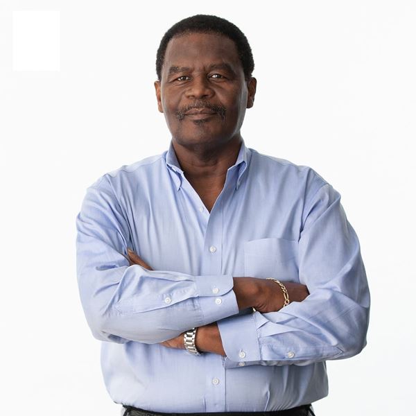 hombre afroamericano en pose poderosa