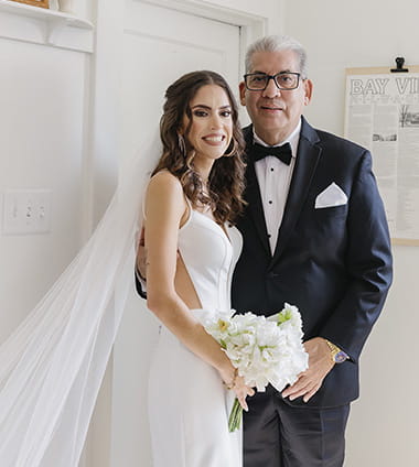Un retrato de boda del sobreviviente de ataque o derrame cerebral, Manuel Vera, y su hija