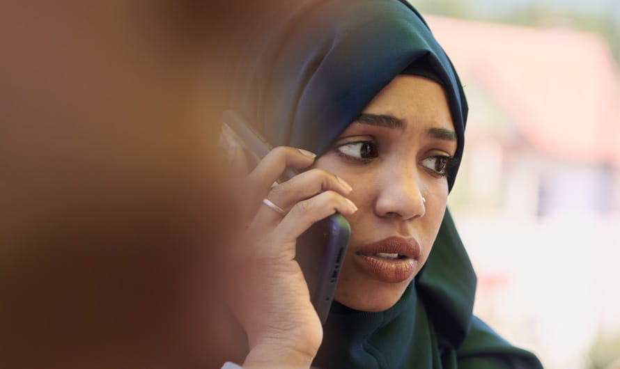 Gabar Soomaaliyeed oo dhallinyaro ah oo dhibaataysan ayaa taleefankeeda gacanta ku hadlaysa.
