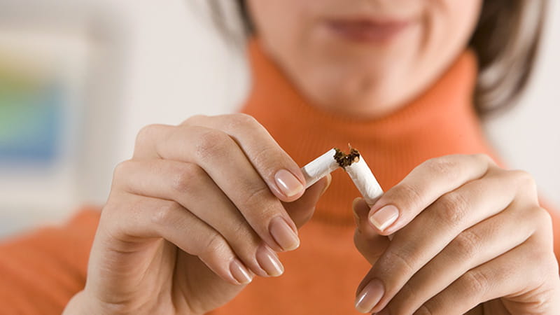 Primer plano de una mujer rompiendo un cigarrillo. Primer plano de una mujer rompiendo un cigarrillo.