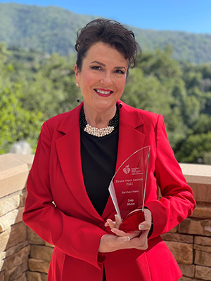 Deb Shaw con su premio Heroína Sobreviviente a un Ataque o Derrame Cerebral 2022