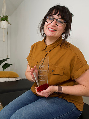 Elyse Newland con su premio Heroína Cuidadora de Ataque o Derrame Cerebral 2022