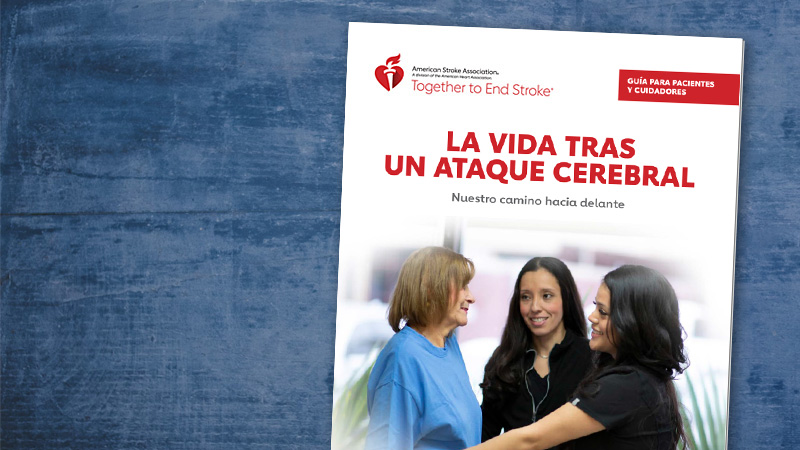 Una copia de la guía La vida después de un ataque o derrame cerebral colocada sobre una mesa de madera azul.