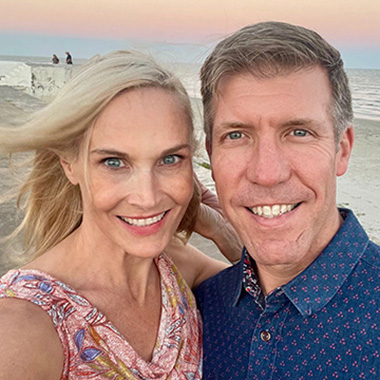 Una selfi de Laura Sammons, sobreviviente de ataque o derrame cerebral, y su esposo en la playa Una selfi de Laura Sammons, sobreviviente de ataque o derrame cerebral, y su esposo en la playa