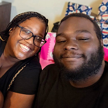Daniel Ganier, sobreviviente de ataque o derrame cerebral, y su esposa, Denisha, sonriendo Daniel Ganier, sobreviviente de ataque o derrame cerebral, y su esposa, Denisha, sonriendo
