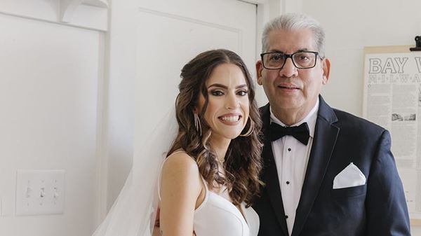 Un retrato de boda del sobreviviente de ataque o derrame cerebral, Manuel Vera, y su hija Un retrato de boda del sobreviviente de ataque o derrame cerebral, Manuel Vera, y su hija