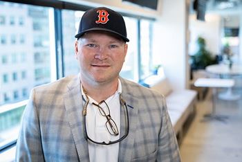 Herbert “Hub” Miller, sobreviviente de un ataque o derrame cerebral (© fotografía de Liz Linder, 2022) Herbert “Hub” Miller, sobreviviente de un ataque o derrame cerebral (© fotografía de Liz Linder, 2022)