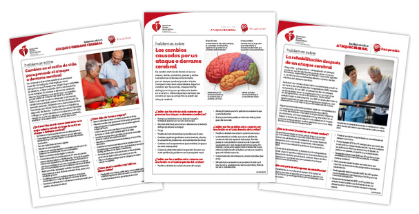 Tres hojas de información de Hablemos sobre el ataque o derrame cerebral acomodadas en forma de arco.